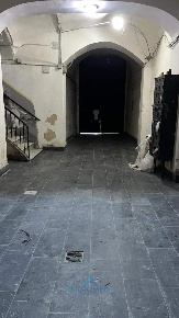 Foto Negozio a Napoli Monte Santo di 110 m² con 4 locali in affitto