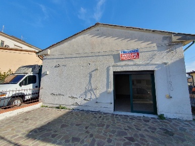 Foto Locale commerciale a Viareggio Torre del Lago di 55 m² con 1 locali