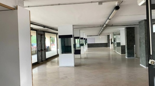 Foto Negozio in Via Capitano Luigi Giorgi, Bagheria Centro di 382 m²