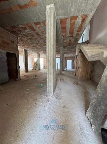 Foto Locale commerciale a San Marcellino di 530 m² con 8 locali in affitto
