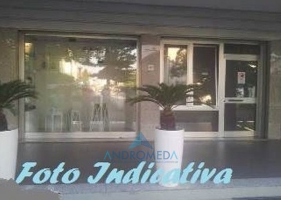 Foto Locale commerciale a Formia Centro di 956 m² con 7 locali in vendita