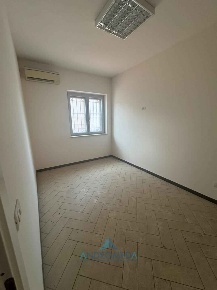 Foto Ufficio a Aversa di 670 m² con 25 locali in vendita