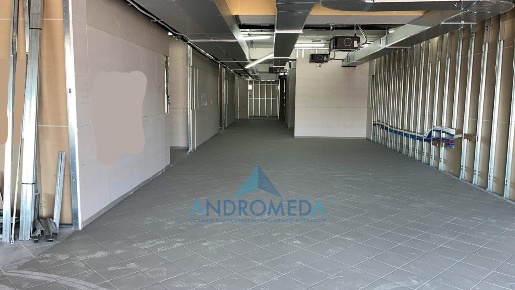 Foto Locale commerciale a Maddaloni Centro di 1000 m² con 6 locali