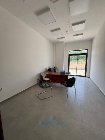 Foto Ufficio a San Marcellino di 350 m² con 4 locali in affitto