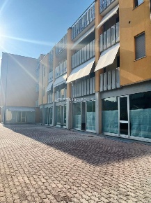Foto Locale commerciale in Via Edoardo De Filippo 9, Martinsicuro di 153 m²