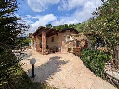 Foto Magazzino a Camaiore Camaiore Paese di 65 m² con 6 locali in vendita