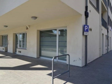 Foto Negozio in Via Turati 4, Pontedera Centro di 100 m² con 5 locali