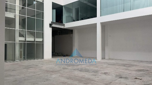 Foto Locale commerciale a Teverola di 700 m² con 3 locali in affitto
