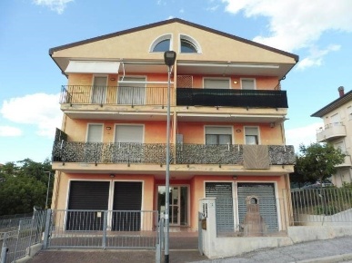 Foto Negozio in Via della Pace 10, Coriano Centro di 78 m² con 5 locali