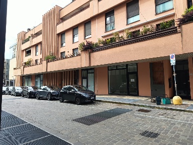 Foto Negozio in Vicolo del Caldo, Saronno di 159 m² in vendita