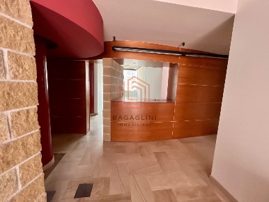 Foto Ufficio in Via Pontinia 78, Latina Piccarello di 241 m² con 10 locali