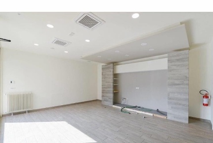 Foto Locale commerciale a Albavilla di 70 m² con 2 locali in vendita