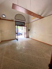 Foto Locale commerciale in Via Oberdan 100, Taranto Borgo di 85 m²