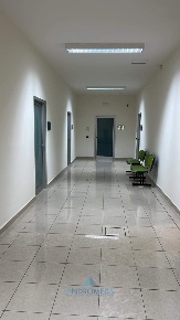 Foto Ufficio a San Nicola la Strada di 180 m² con 8 locali in affitto