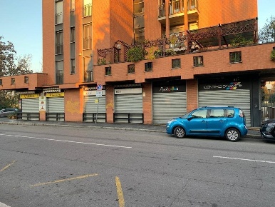 Foto Negozio in Via Cusago 47, Milano Baggio di 175 m² con 2 locali