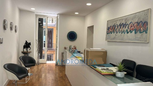 Foto Ufficio a Napoli Chiaia di 350 m² con 7 locali in vendita