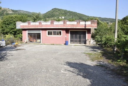 Foto Locale commerciale a Ausonia di 210 m² con 4 locali in vendita