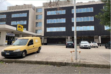 Foto Negozio in Via Aldo Moro 41/B, Aprilia Centro di 395 m² con 4 locali