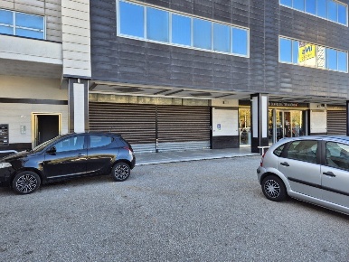 Foto Negozio in Via Aldo Moro 41/B, Aprilia Centro di 395 m² con 4 locali