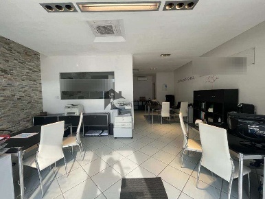 Foto Negozio a Manerba del Garda di 60 m² con 1 locali in vendita