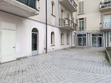 Foto Negozio in Via Dante Alighieri 152, Cremona Via Dante di 120 m²