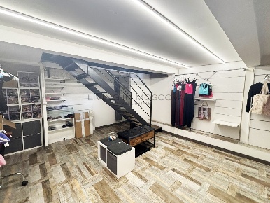 Foto Locale commerciale in Via Ugo Bassi 11, Milano Isola di 80 m²