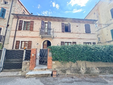 Foto Appartamento a Seravezza di 150 m² con 9 locali in vendita