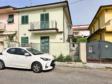 Foto Ufficio in via pierluigi da palestrina 66, Viareggio di 91 m²