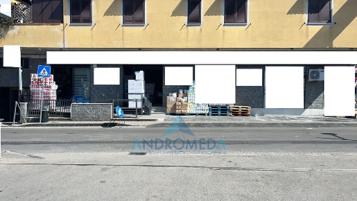 Foto Locale commerciale a Mugnano di Napoli Centro di 760 m² con 5 locali