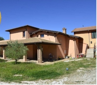 Foto Locale commerciale in Strada di Galvana 1, Gubbio Branca di 579 m²
