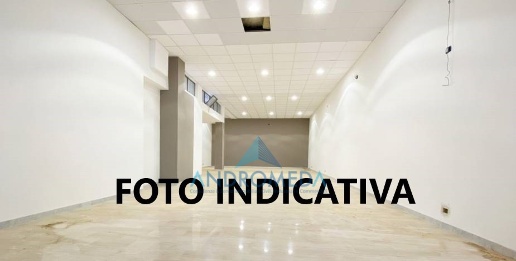 Foto Locale commerciale a Napoli Capodichino di 225 m² con 3 locali
