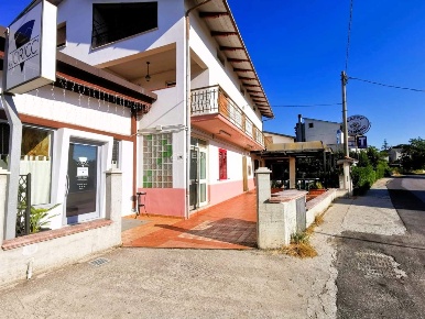 Foto Attività commerciale in VIA TARIO RUFO 76, Sant'Omero Centro di 104 m²