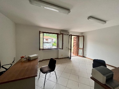 Foto Ufficio a Montignoso Capanne, Prato di 35 m² con 1 locali in vendita