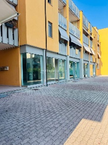 Foto Locale commerciale in Via Edoardo De Filippo 9, Martinsicuro di 153 m²