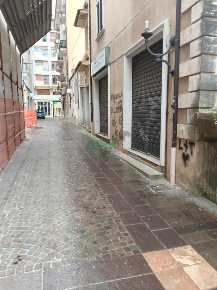 Foto Locale commerciale in VIA NEGHELLI 10, Cosenza Centro di 150 m²