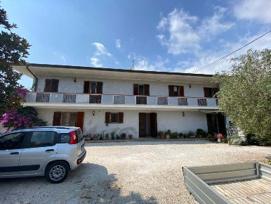Foto Locale commerciale a Pietrasanta di 300 m² in vendita