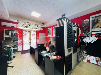Foto Negozio in Via Istituto Tecnico D'Agraria 17, Padova di 111 m²