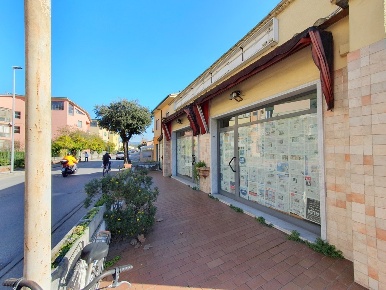 Foto Locale commerciale a Viareggio Bicchio - Varignano di 250 m²