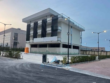 Foto Locale commerciale a Marcianise di 300 m² con 9 locali in affitto