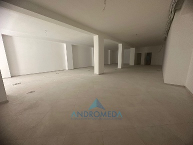 Foto Locale commerciale a Napoli Secondigliano di 280 m² con 2 locali