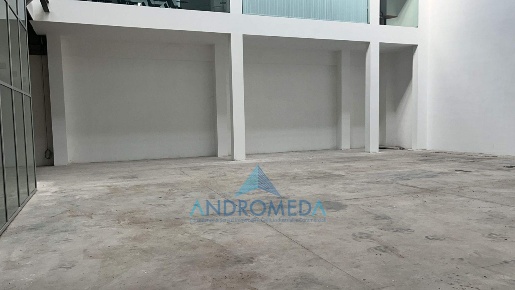 Foto Locale commerciale a Teverola di 450 m² con 2 locali in affitto