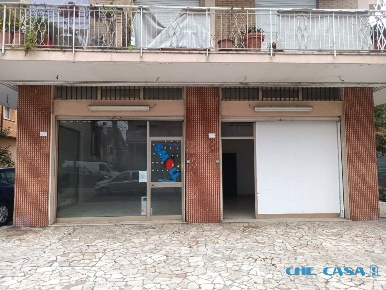 Foto Locale commerciale a Rimini Miramare - Rivazzurra di 72 m² in vendita