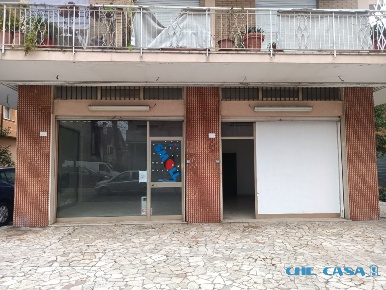 Foto Locale commerciale a Rimini Miramare - Rivazzurra di 72 m² in vendita