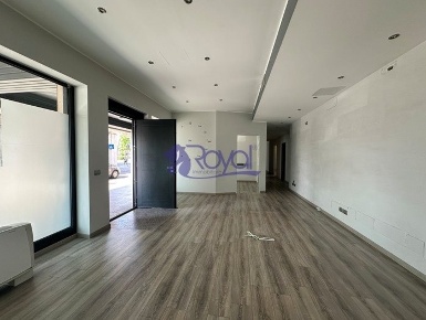 Foto Locale commerciale a Parabiago Centro di 440 m² con 6 locali