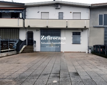 Foto Magazzino a San Giovanni in Persiceto di 275 m² con 3 locali