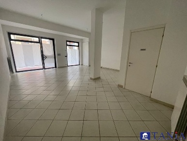 Foto Ufficio in Piazza Nazioni Unite, Carrara Marina di Carrara di 50 m²