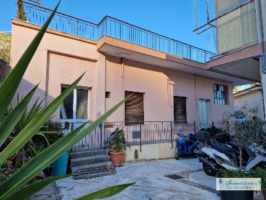 Foto Magazzino in via Privata Cazulini, Alassio di 185 m² con 3 locali