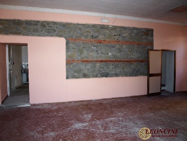 Foto Locale commerciale a Villafranca in Lunigiana Centro di 200 m²
