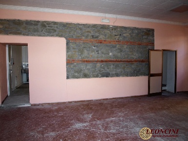 Foto Locale commerciale a Villafranca in Lunigiana Centro di 200 m²
