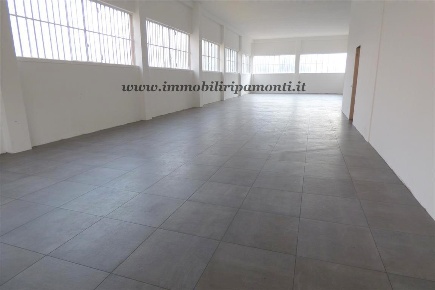 Foto Locale commerciale in Via Achille Grandi, Lecco Belledo di 200 m²